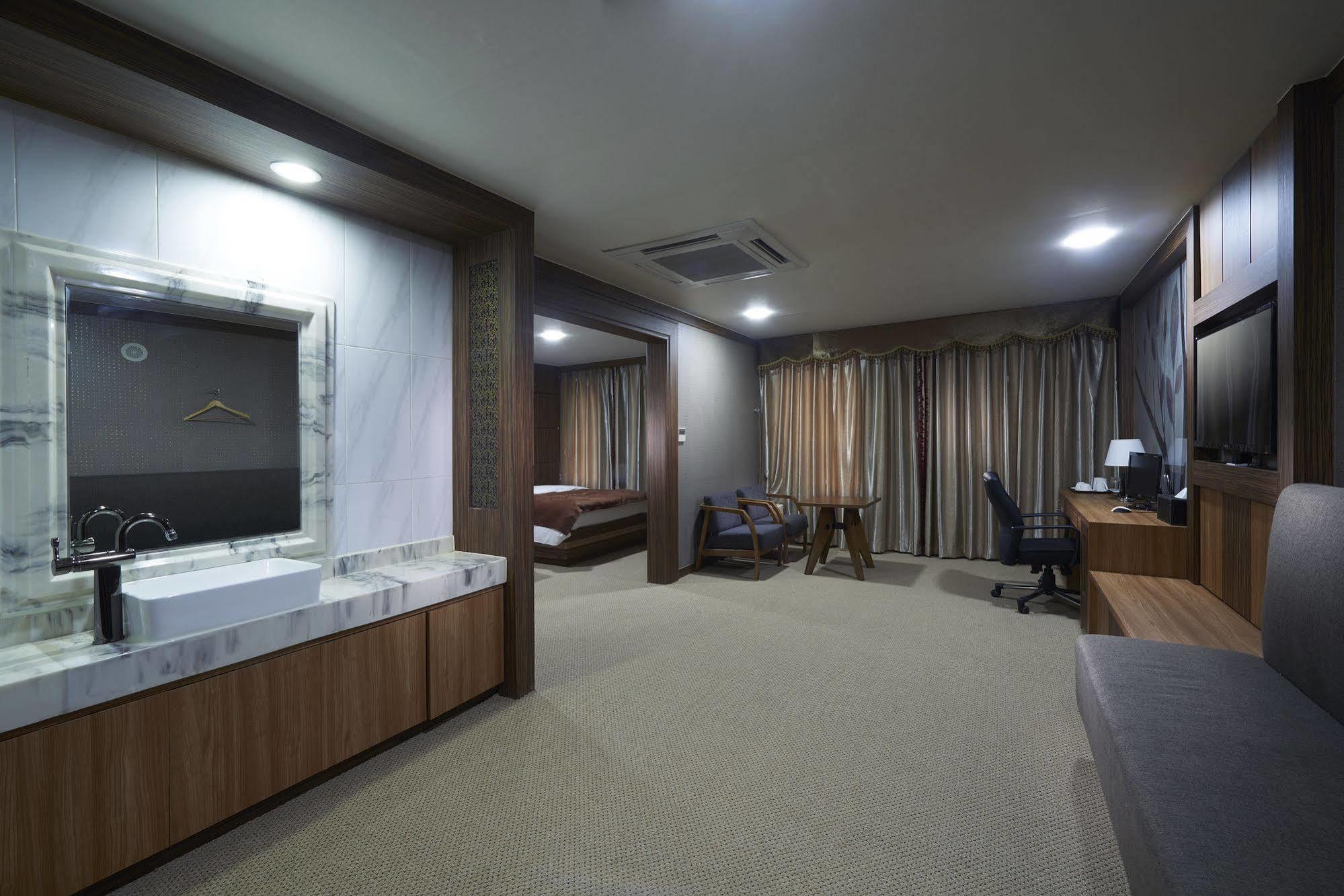 Benikea Premier Hotel Siheung Ngoại thất bức ảnh