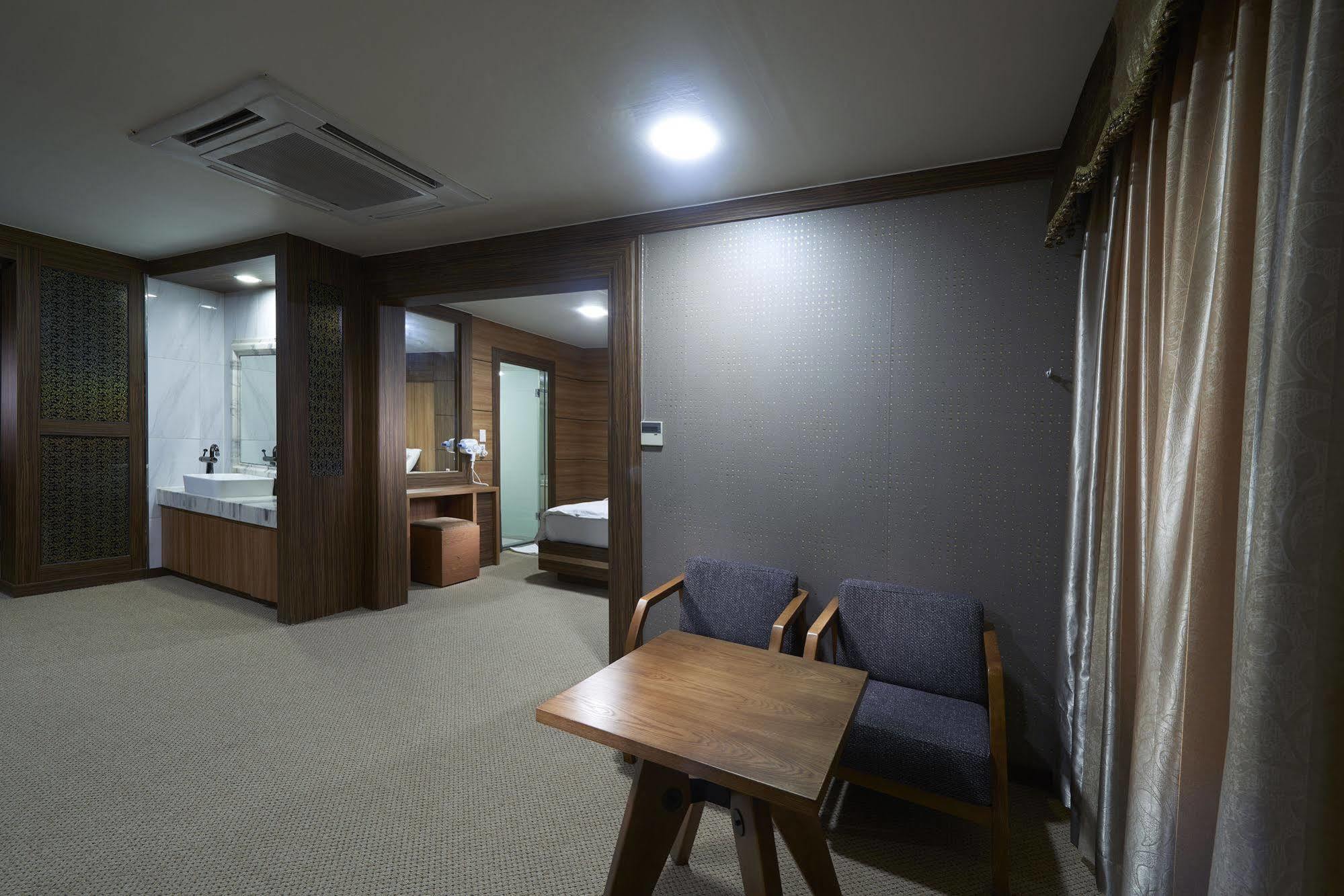 Benikea Premier Hotel Siheung Ngoại thất bức ảnh