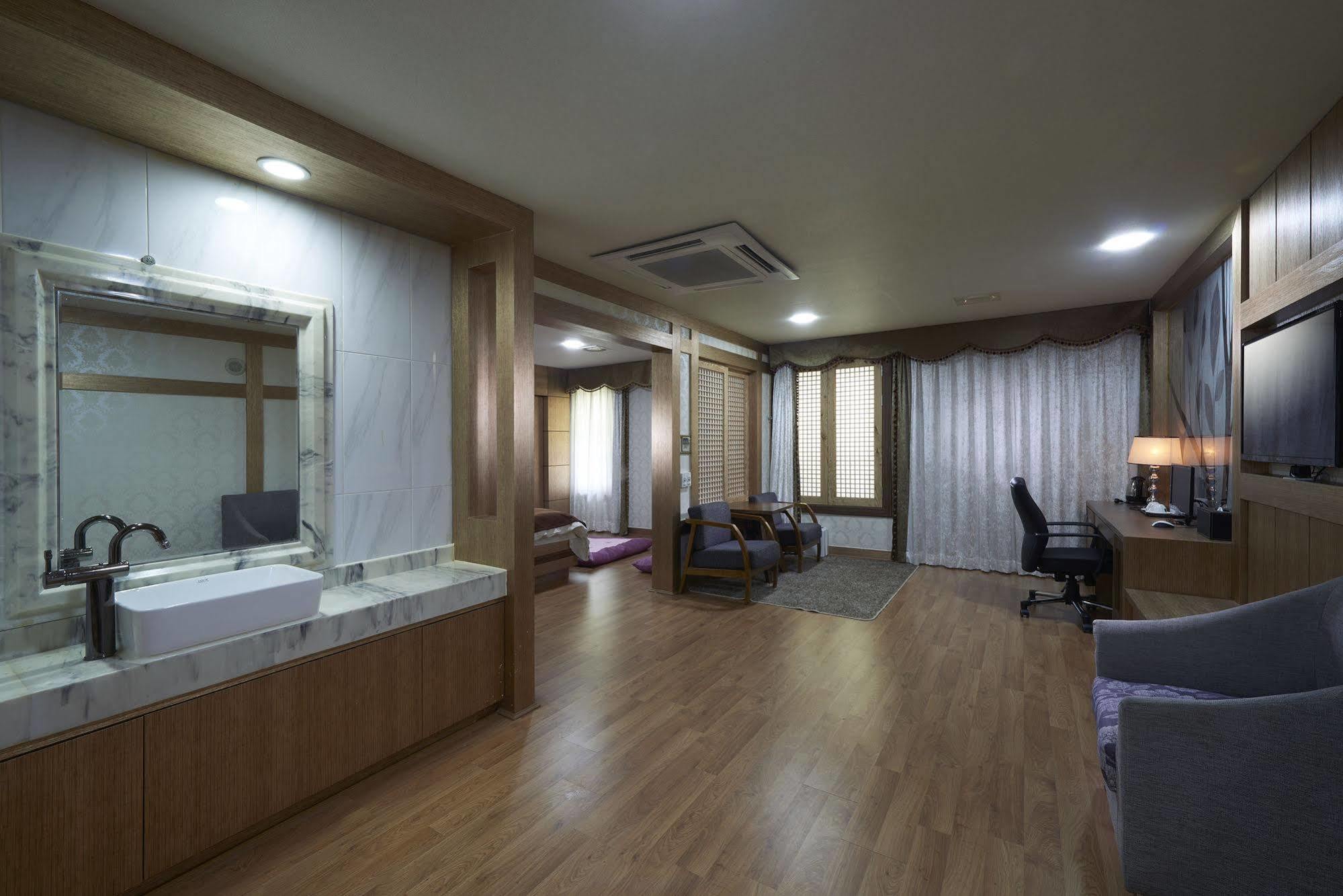 Benikea Premier Hotel Siheung Ngoại thất bức ảnh