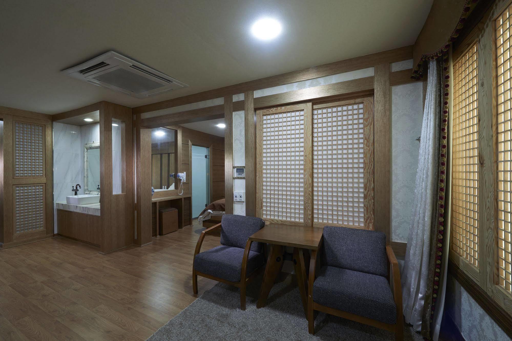 Benikea Premier Hotel Siheung Ngoại thất bức ảnh